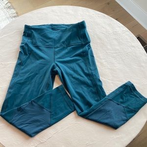 Lululemon crop running/training leggings with side pockets. Size 6.